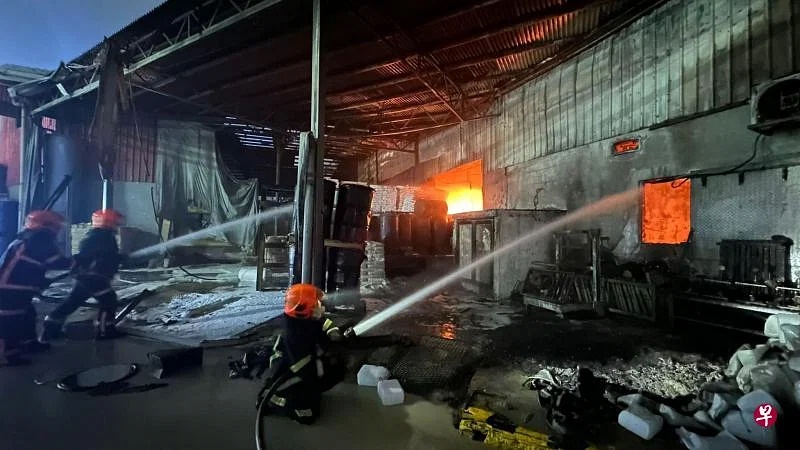 (已签发)柔:狮城二三事:大士南化工大楼狂烧2小时 2人轻伤40员工疏散