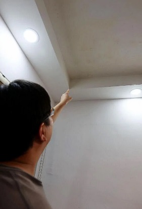 (已签发)柔:狮城二三事:工程师:住家下雨就漏水 睡前查天气预报下雨摆“桶阵”