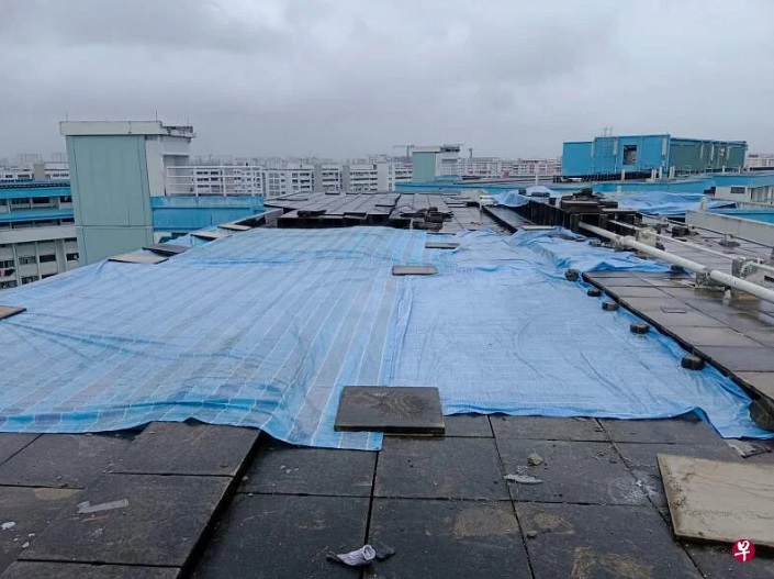 (已签发)柔:狮城二三事:工程师:住家下雨就漏水 睡前查天气预报下雨摆“桶阵”