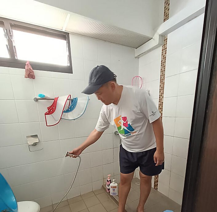 （已签发）柔：狮城二三事：浴室常现蛾蚋　9年饱受困扰　屋主：忧飞进初生婴儿嘴