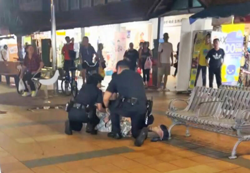 (已签发)柔:狮城二三事:狂汉挥长刀拒捕 遭警电击制伏