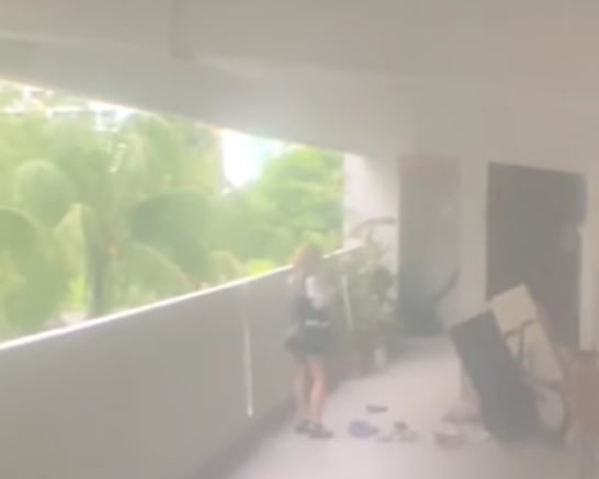 (已签发)柔:狮城二三事:狮城义顺女子组屋抛鞋下楼 网民议论纷纷