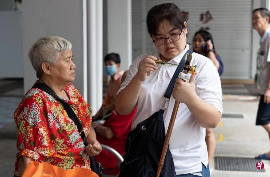 (已签发)柔:狮城二三事:狮城单亲妈妈带子行善,为独居老人献爱心