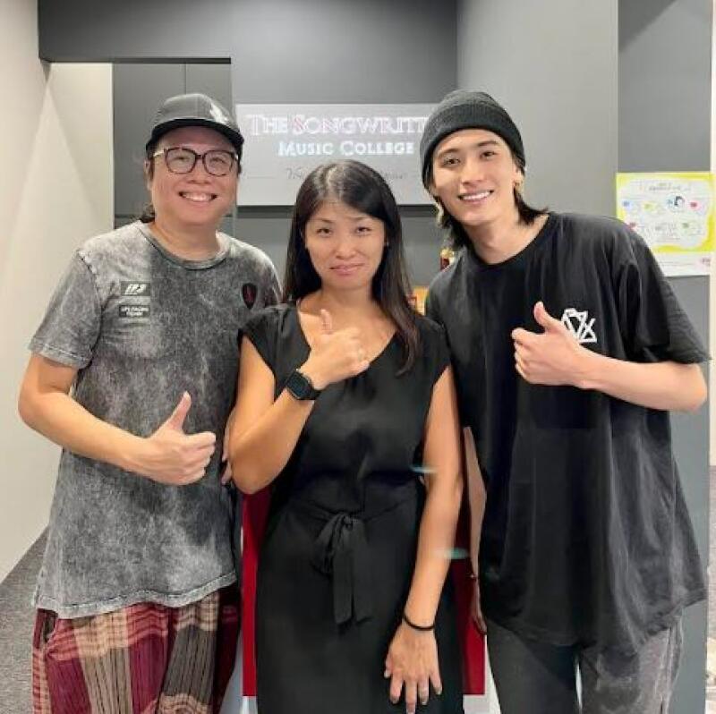 (已签发)柔:狮城二三事:用拼音学华语 帅哥小贩变歌手