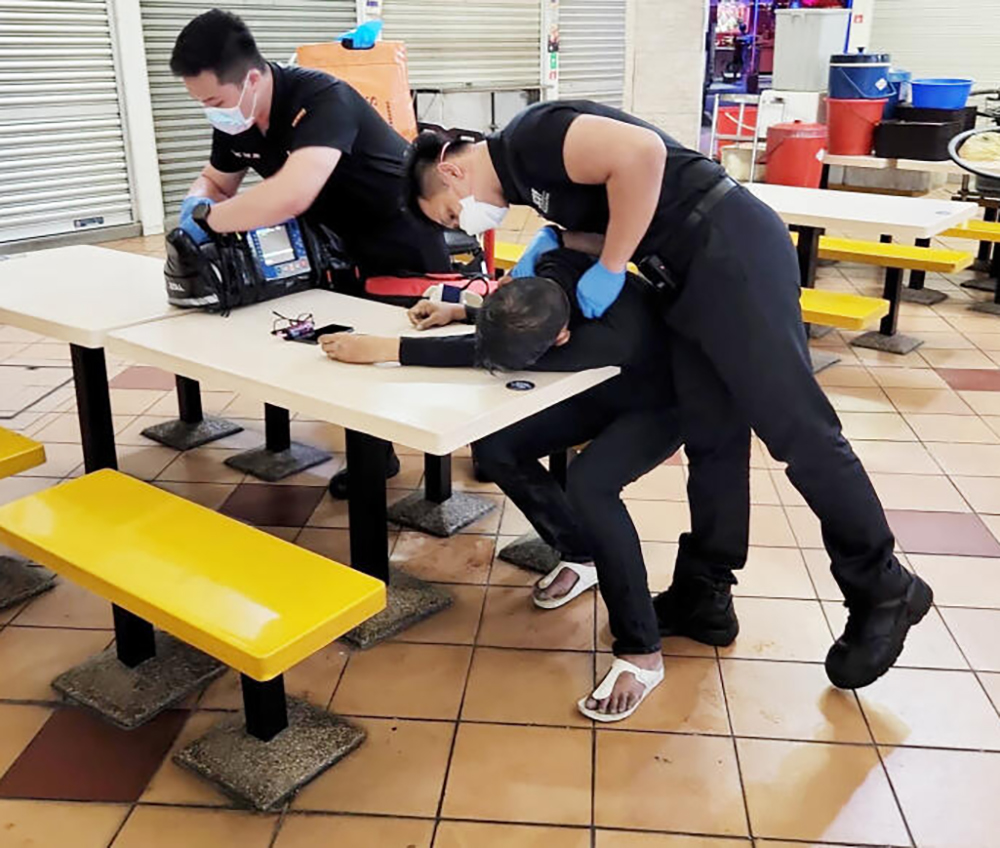 (已签发)柔:狮城二三事:被误以为醉酒 男子睡死餐桌上