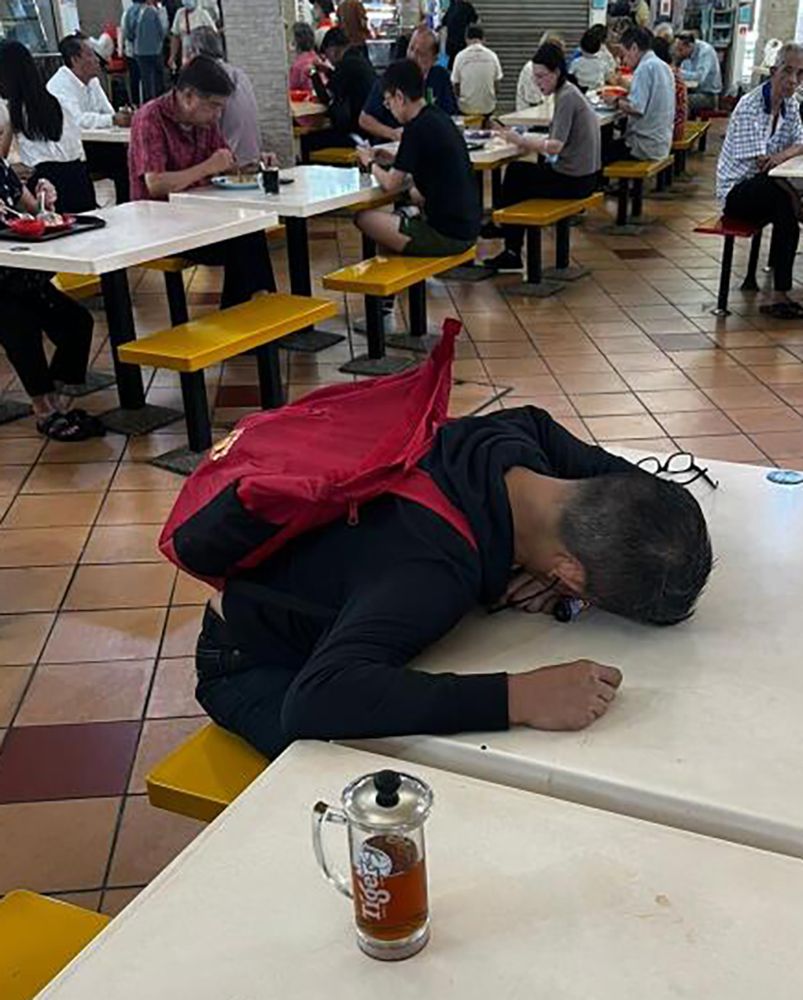 (已签发)柔:狮城二三事:被误以为醉酒 男子睡死餐桌上