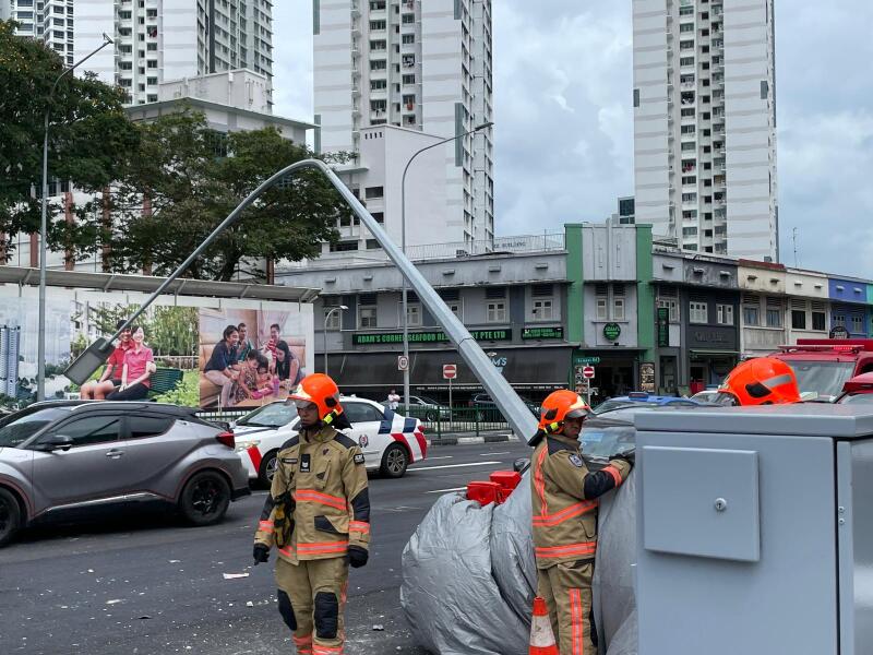 (已签发)柔:狮城二三事:车失控冲路堤撞灯柱,10多人抬车救腿压轮下客工