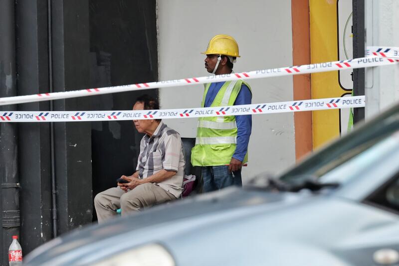 (已签发)柔:狮城二三事:车失控冲路堤撞灯柱,10多人抬车救腿压轮下客工
