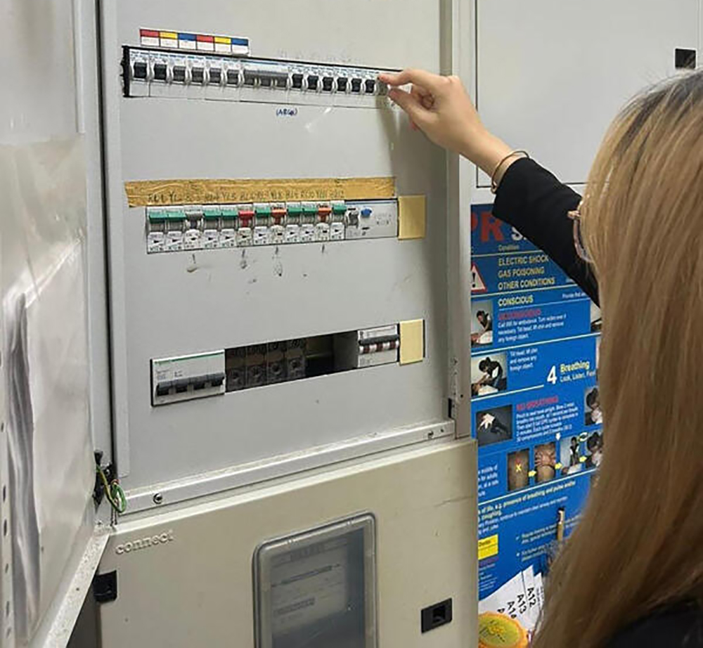 (已签发)柔:狮城二三事:餐厅冰箱跳电 电工索2千3000新元换电箱