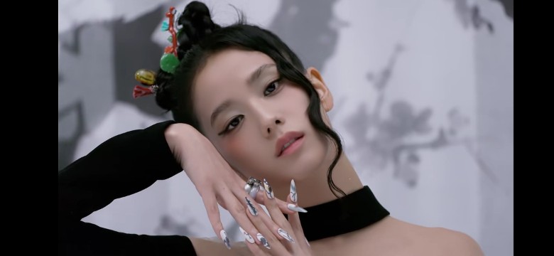 Jisoo新辑预售破百万  宣传片掀中韩骂战