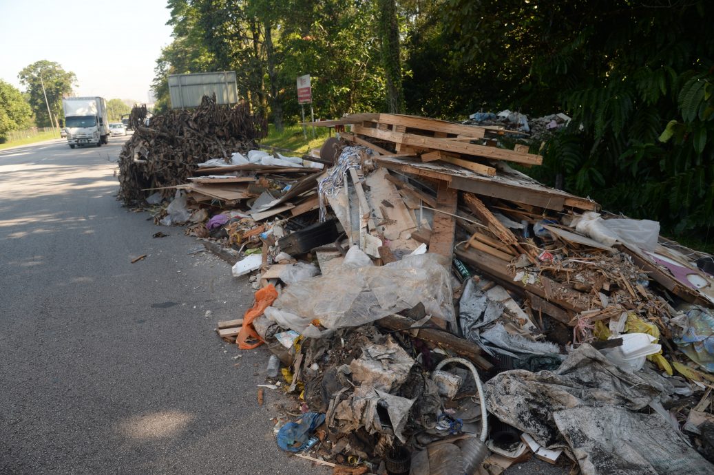 me03主文 -大都会 /欧阳捍华PC:大路旁的非法垃圾 / 5图