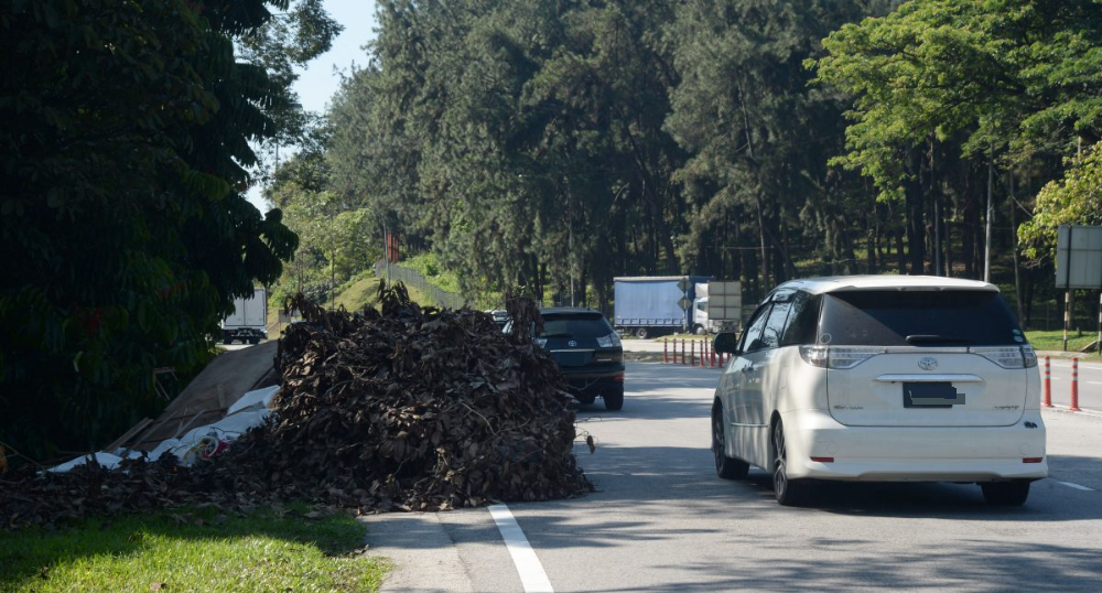 me03主文 -大都会 /欧阳捍华PC:大路旁的非法垃圾 / 5图