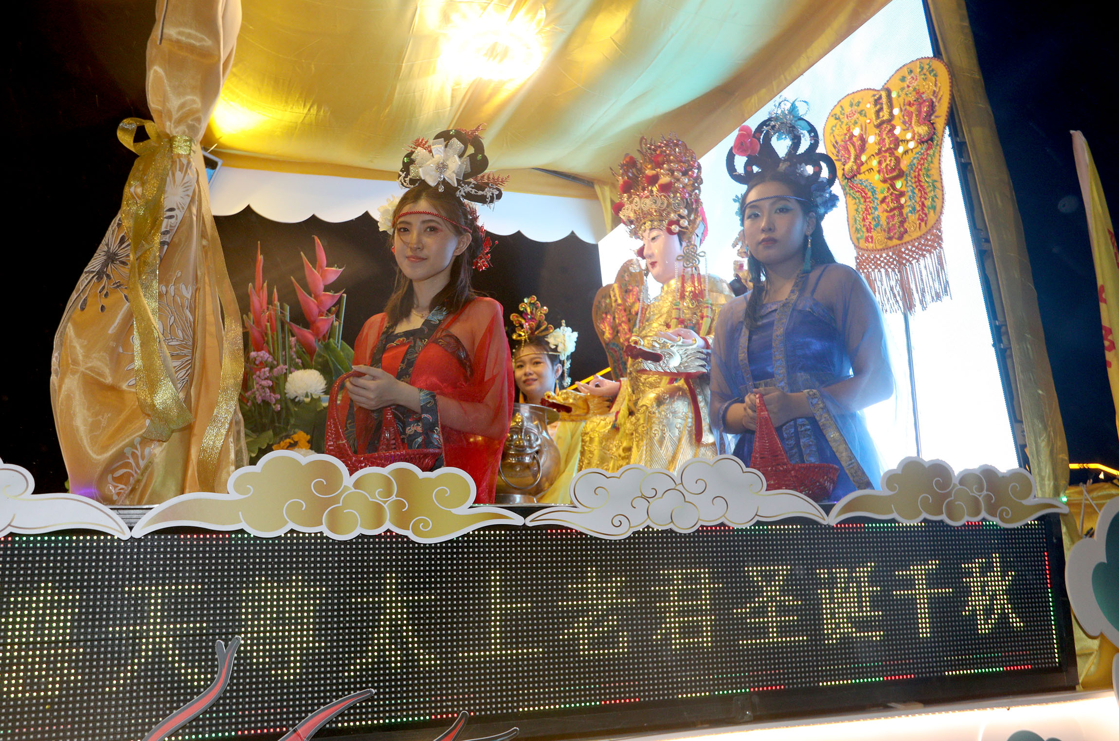 me04-大都会/道教节花车游行复办遇大雨,惟无阻信徒冒雨游行!/11图