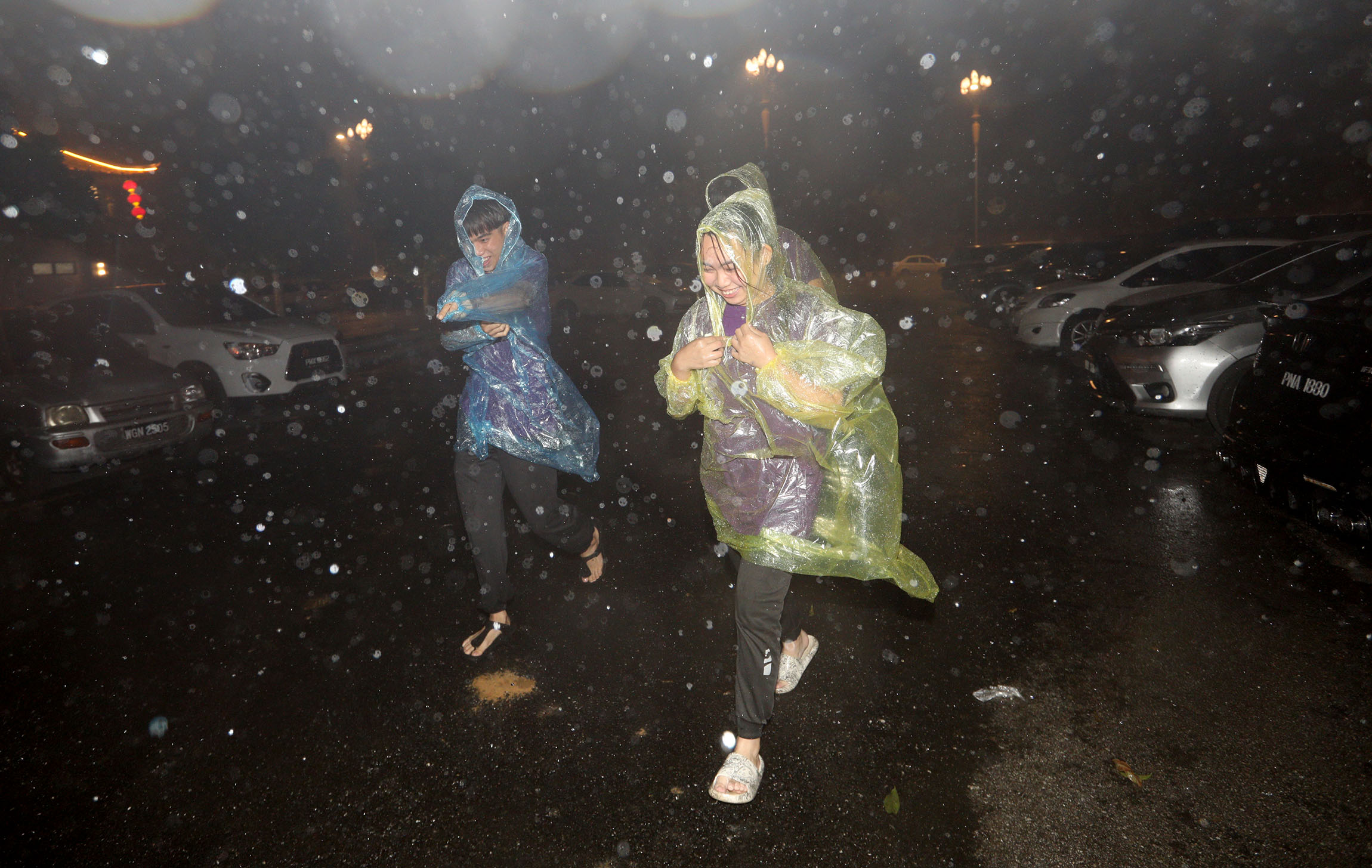 me04-大都会/道教节花车游行复办遇大雨，惟无阻信徒冒雨游行！／11图