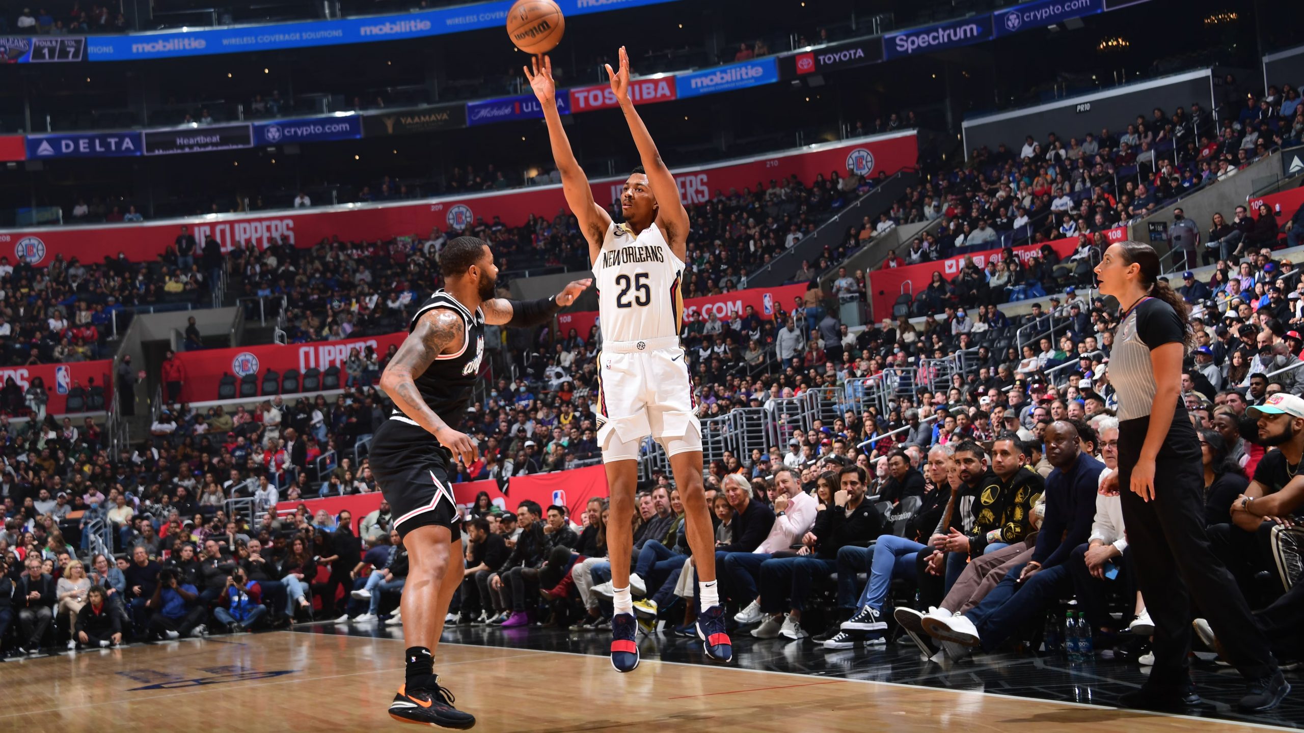 NBA|东西部榜首正面交锋 金块痛砸公鹿夺第50胜