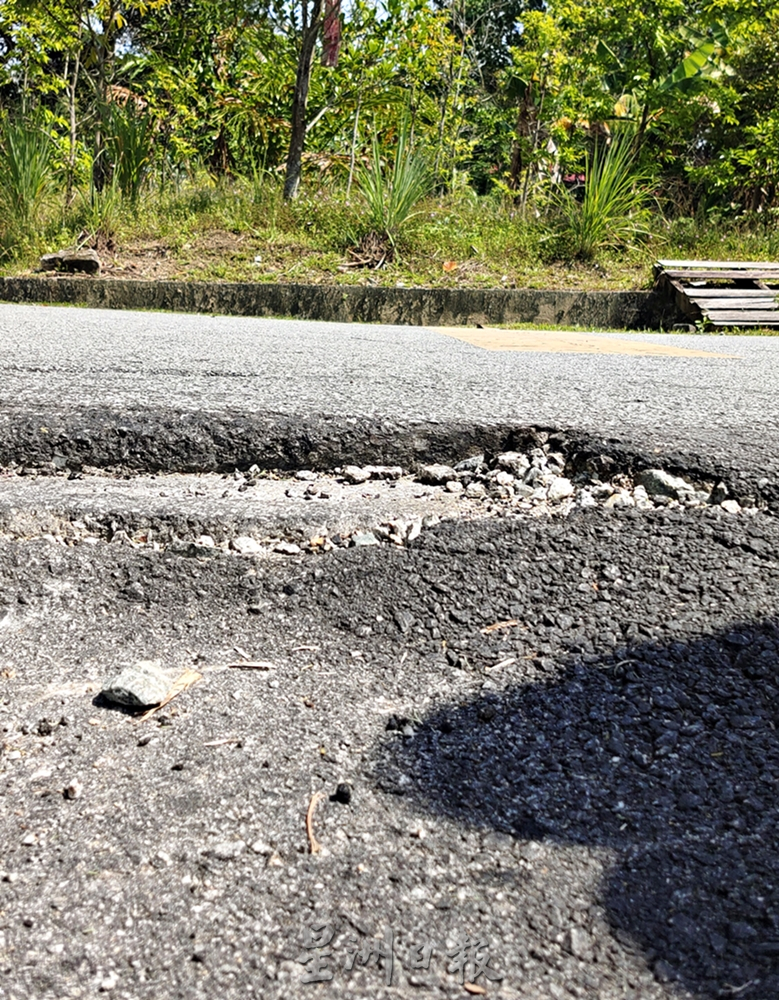 NS主文/施工后 铺路工程留“手尾”,沉香路“补丁”多凹凸