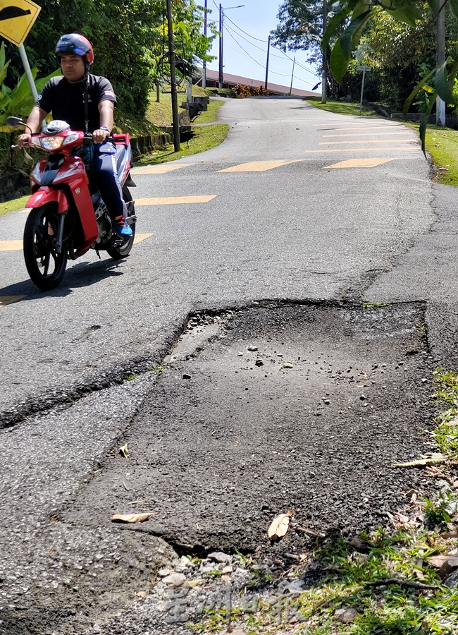 NS主文/施工后 铺路工程留“手尾”,沉香路“补丁”多凹凸