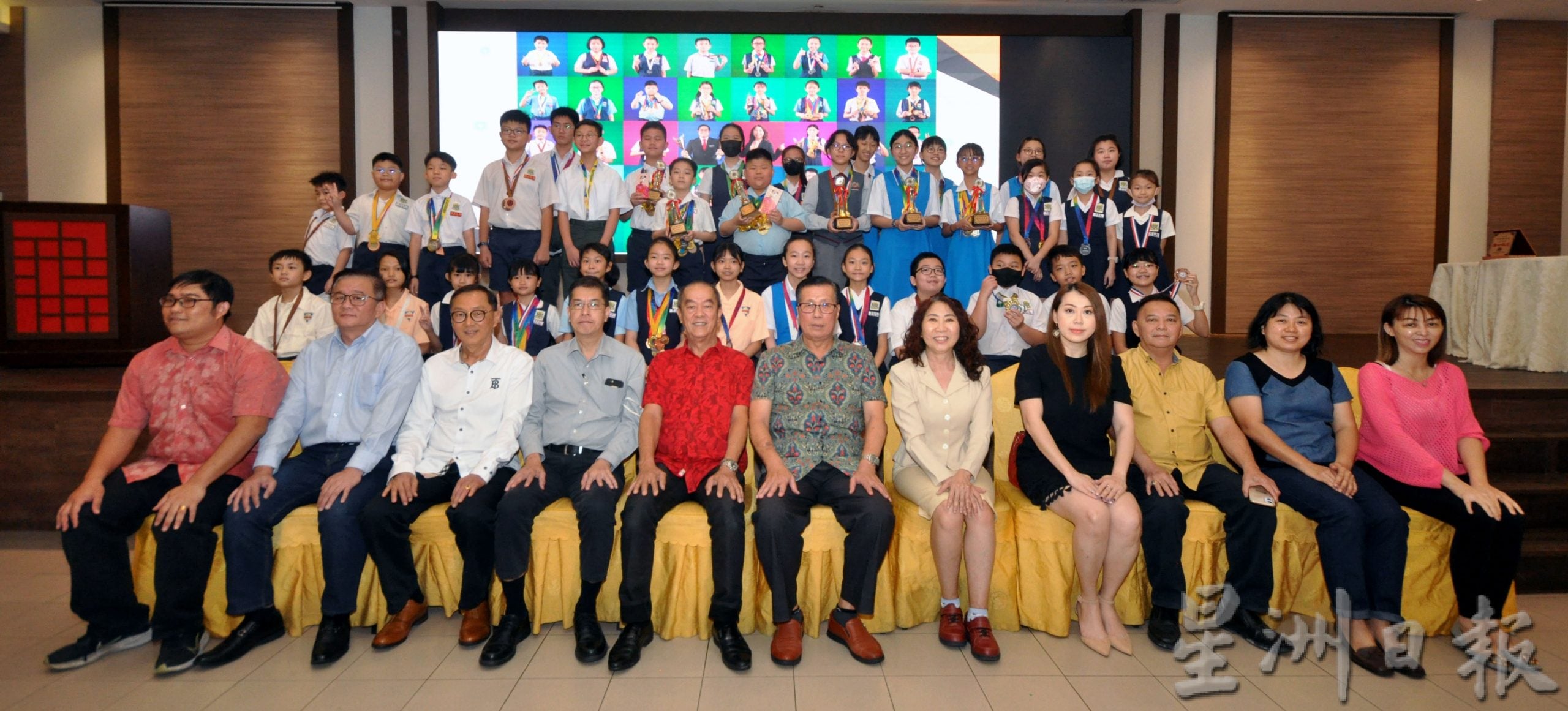 NS主文/芙振小35学生 国际奥数赛取佳绩,扬名海外为校争光