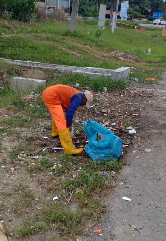 丹C路口绿化区又变垃圾场;徐子坚为民宅申请住家垃圾桶