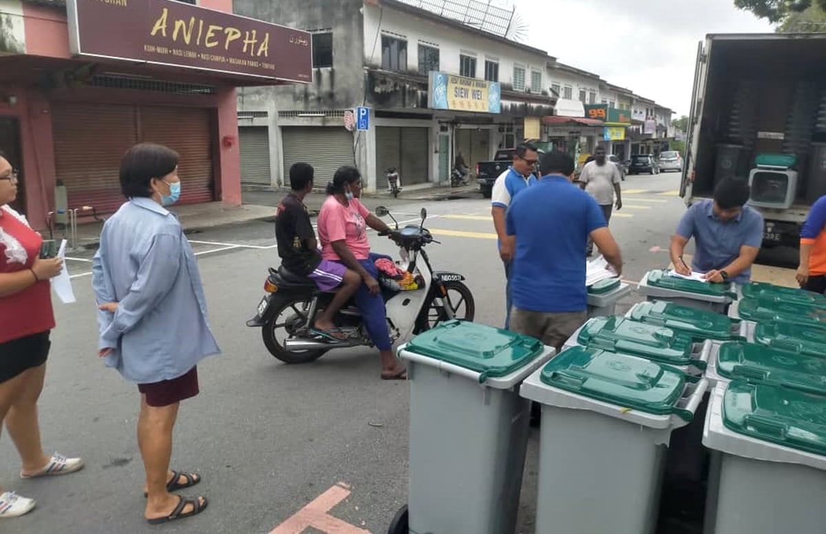 丹C路口绿化区又变垃圾场;徐子坚为民宅申请住家垃圾桶