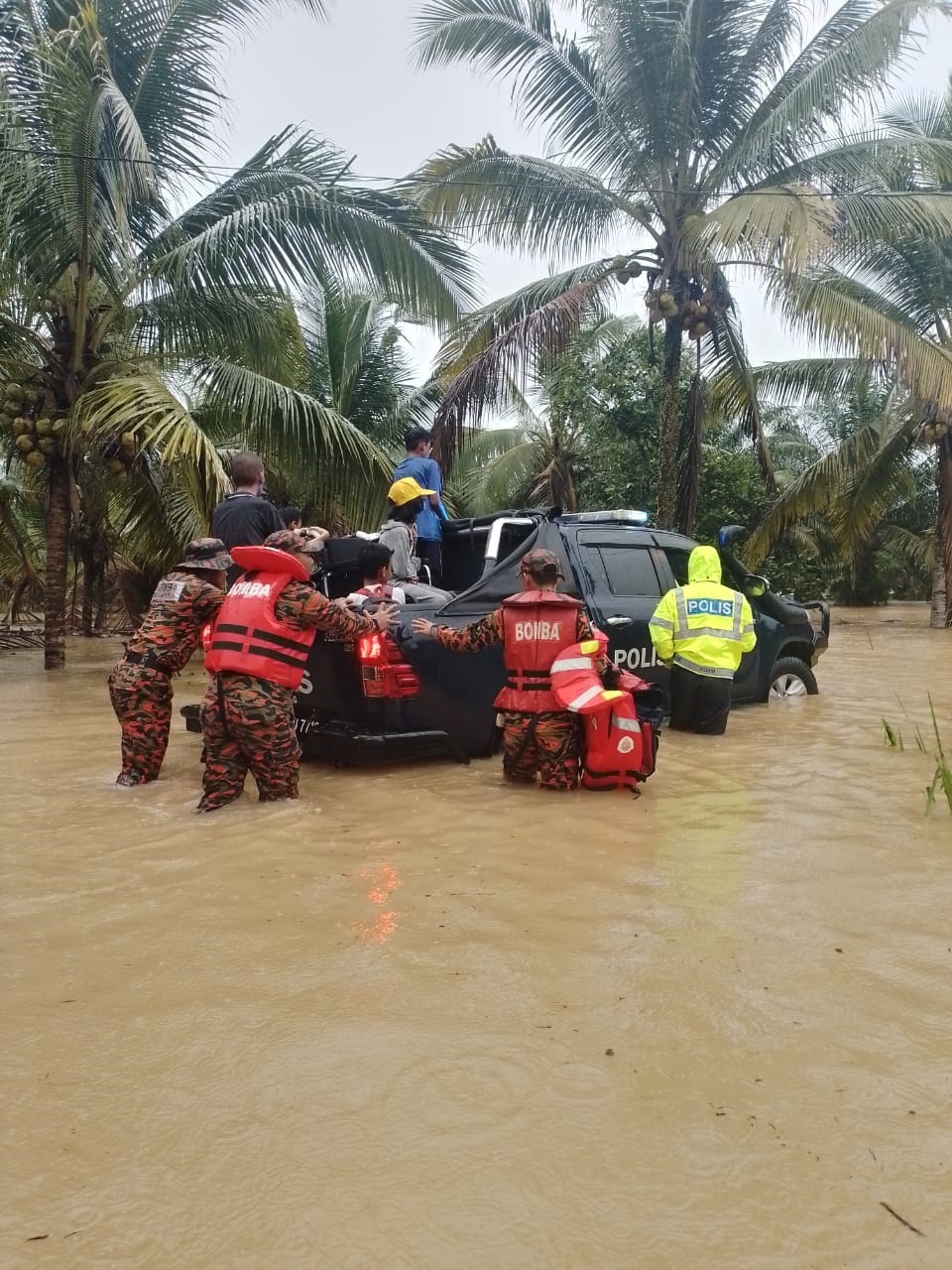 NS淡边/义乐水灾13人受困