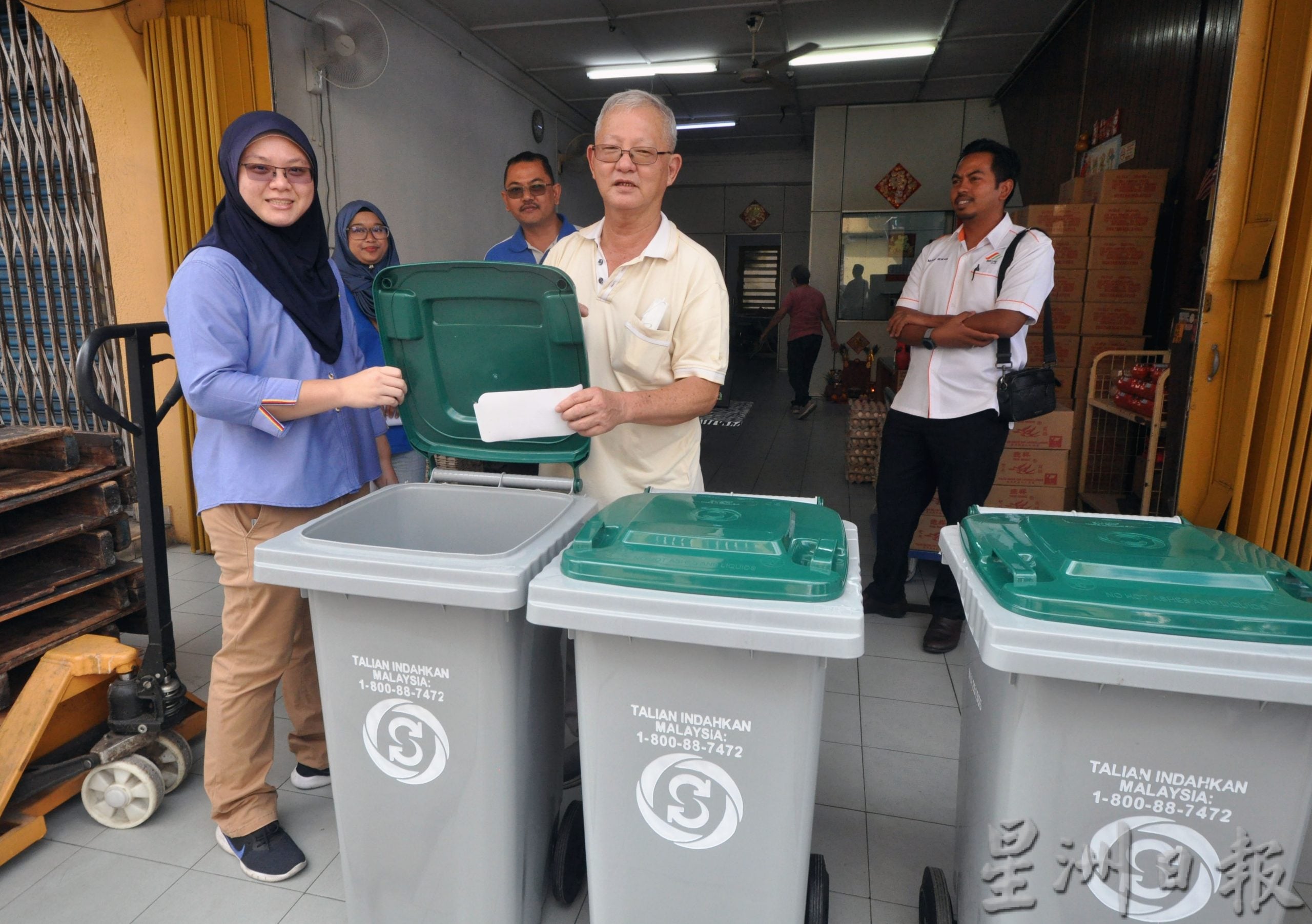 NS芙蓉/垃圾桶不见获关注,SWM亲自配送新垃圾桶给商家