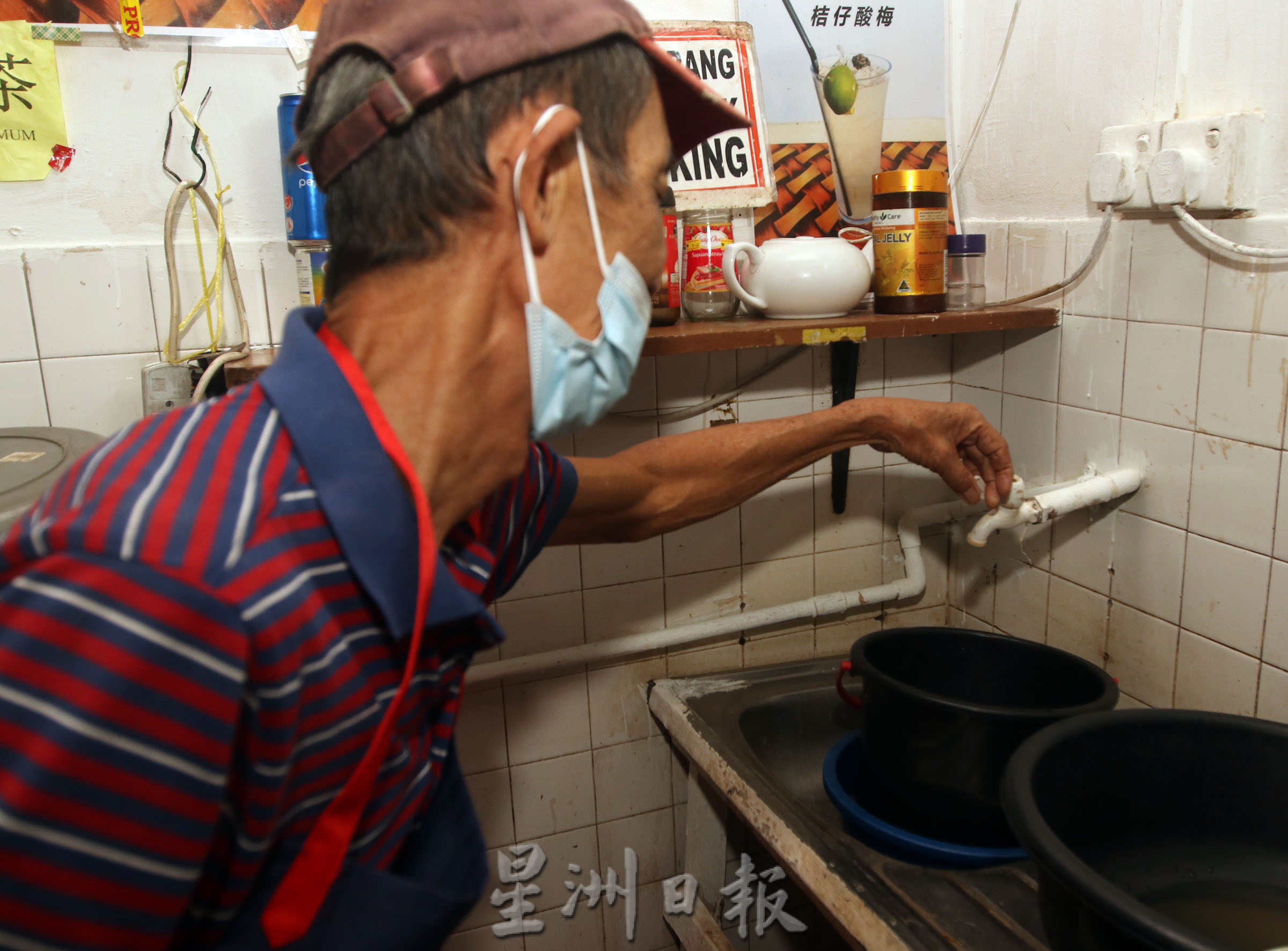 NS芙蓉/李三路小贩中心部分档口近4个月出水量非常小,档主到公厕取水洗餐具最高纪录每天40次