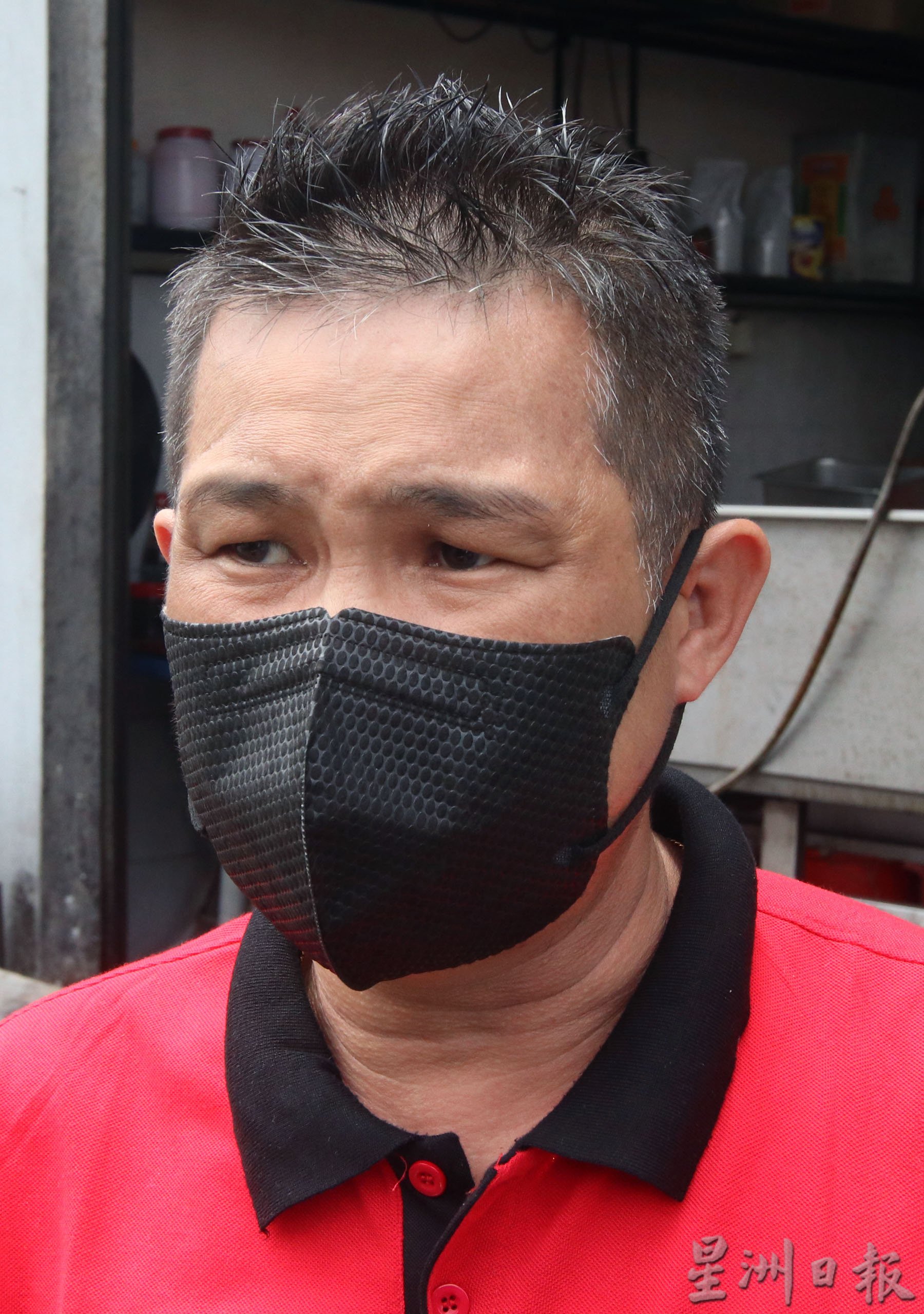路边违例停车阻挡视线、贪图方便逆向行驶,芙家丽城“相连”碧玉园的路口险象环生