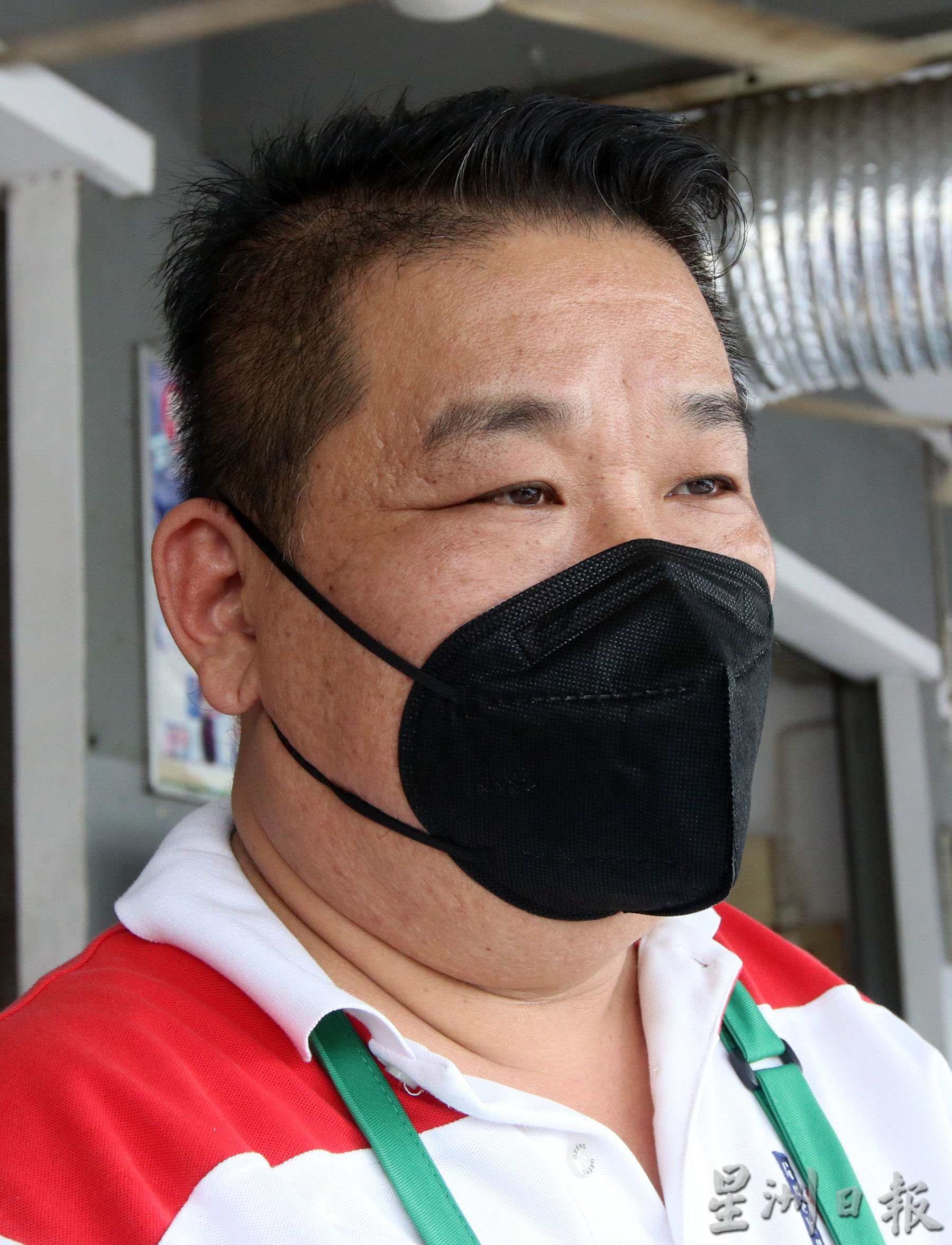 路边违例停车阻挡视线、贪图方便逆向行驶,芙家丽城“相连”碧玉园的路口险象环生