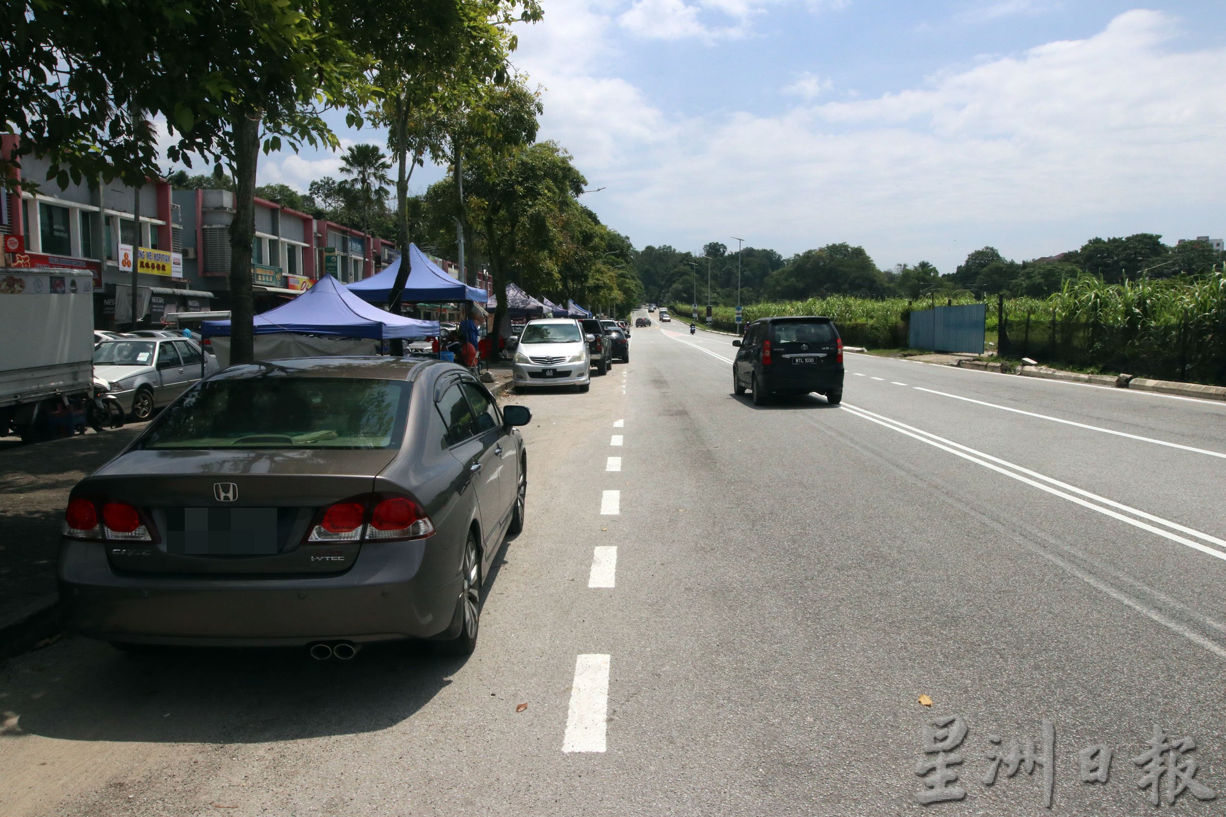 路边违例停车阻挡视线、贪图方便逆向行驶,芙家丽城“相连”碧玉园的路口险象环生