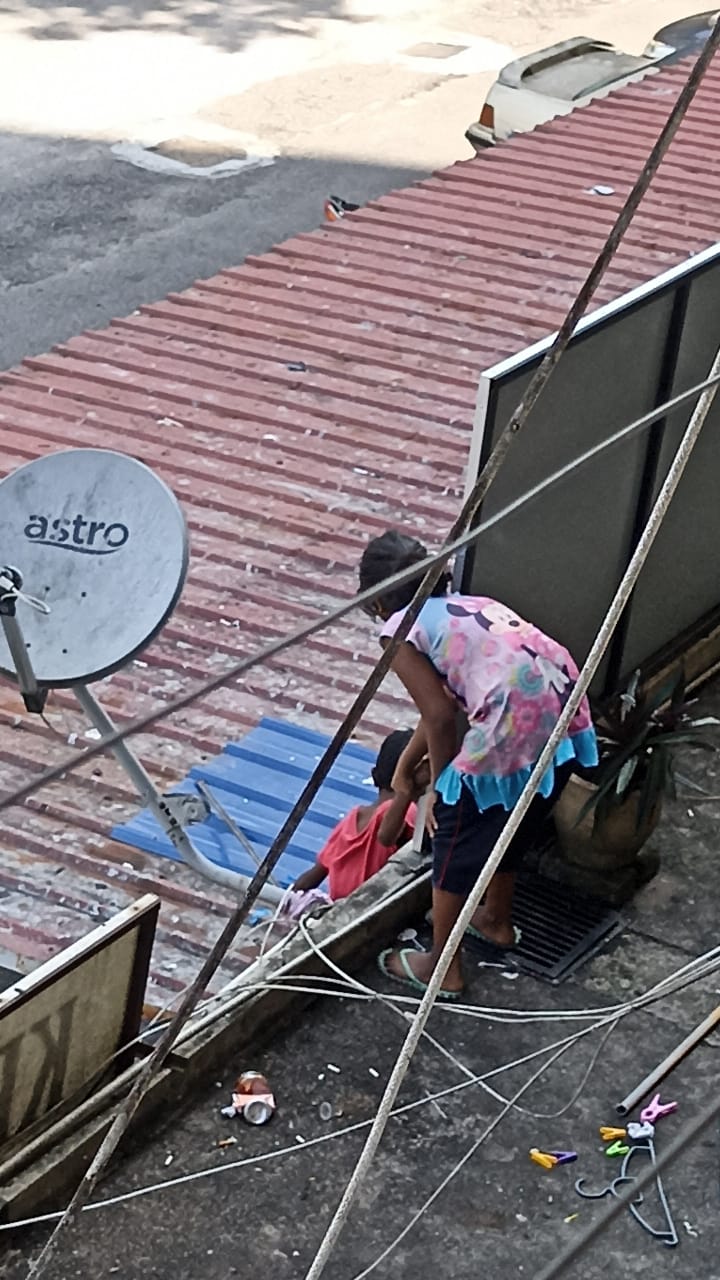 NS芙蓉／年幼姐弟闯屋顶，险象环生