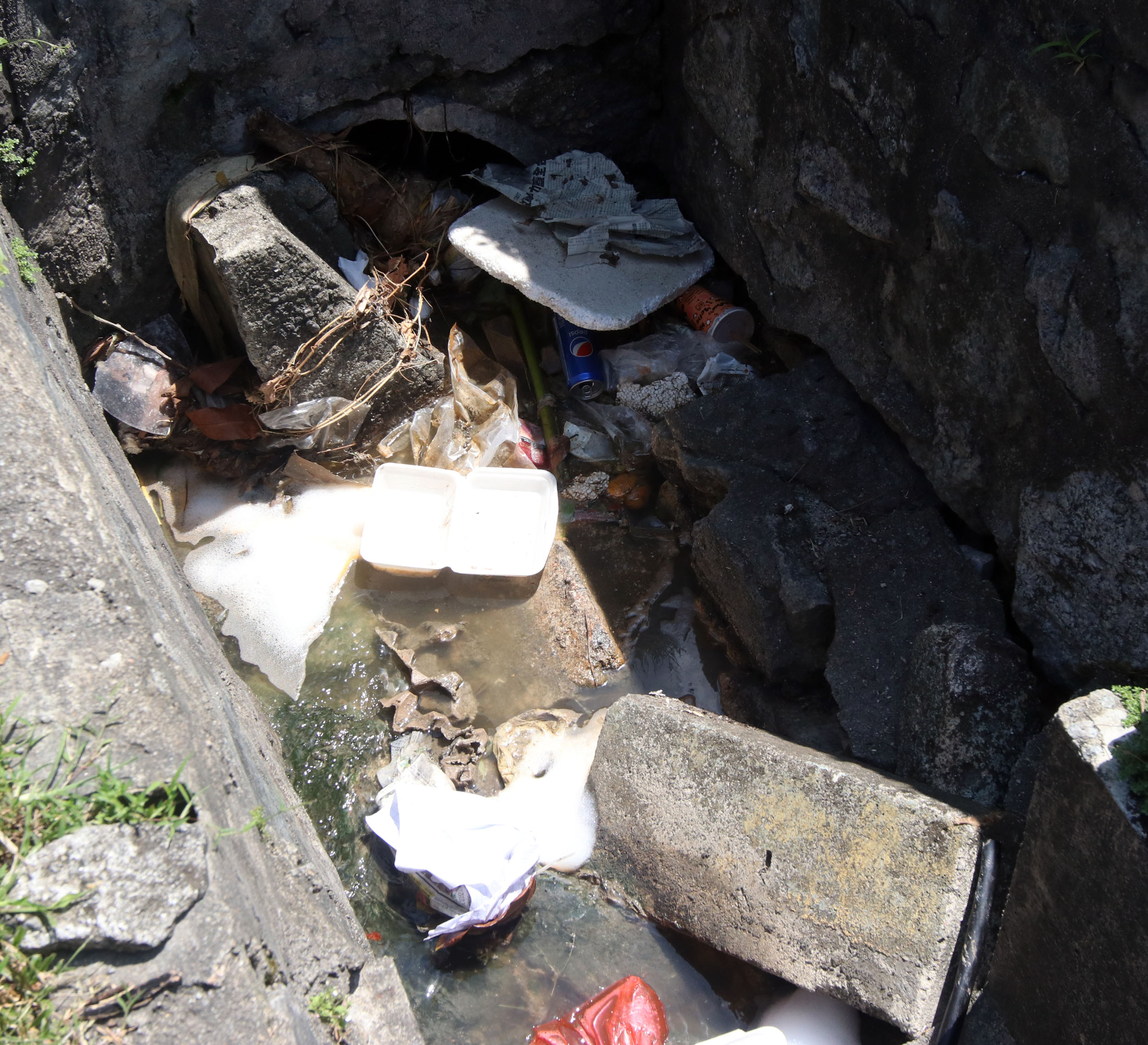 NS芙蓉/突兀沟渠占车道,驾驶者若不留意 易撞沟