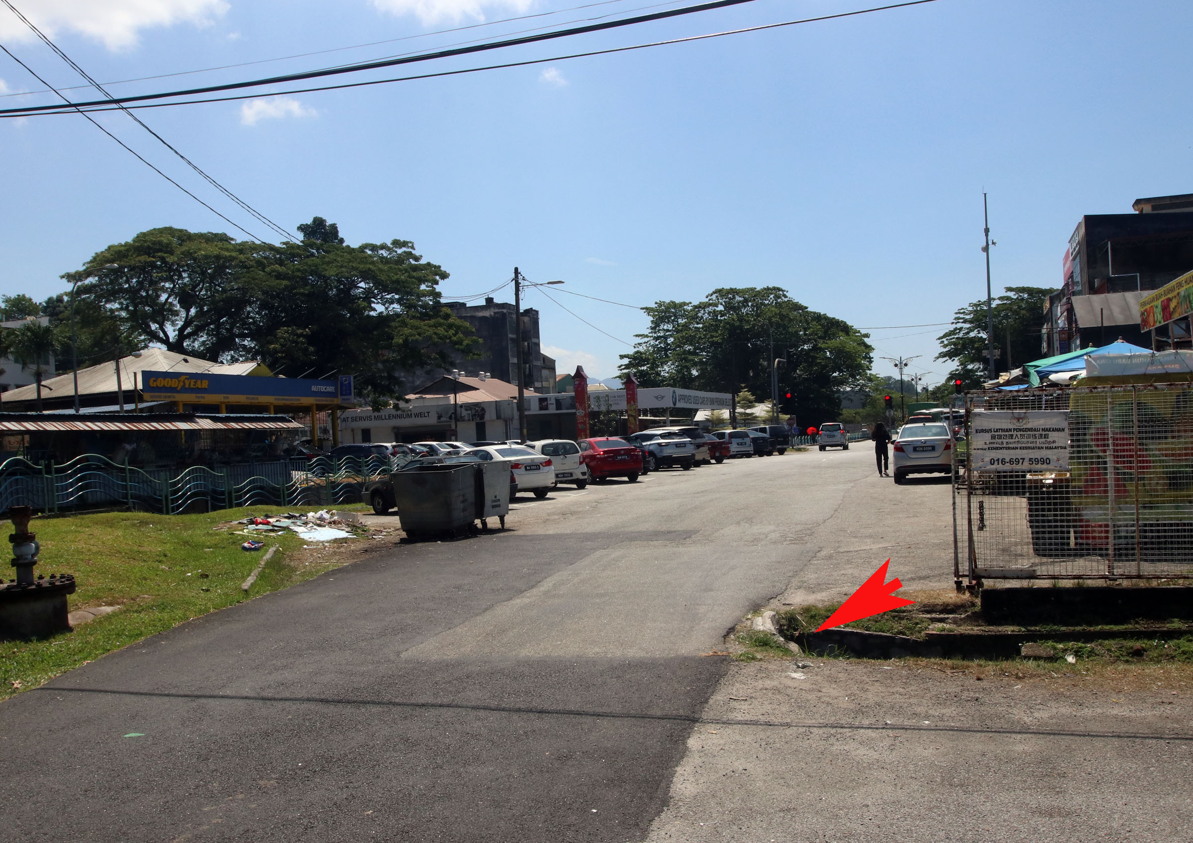 NS芙蓉/突兀沟渠占车道,驾驶者若不留意 易撞沟