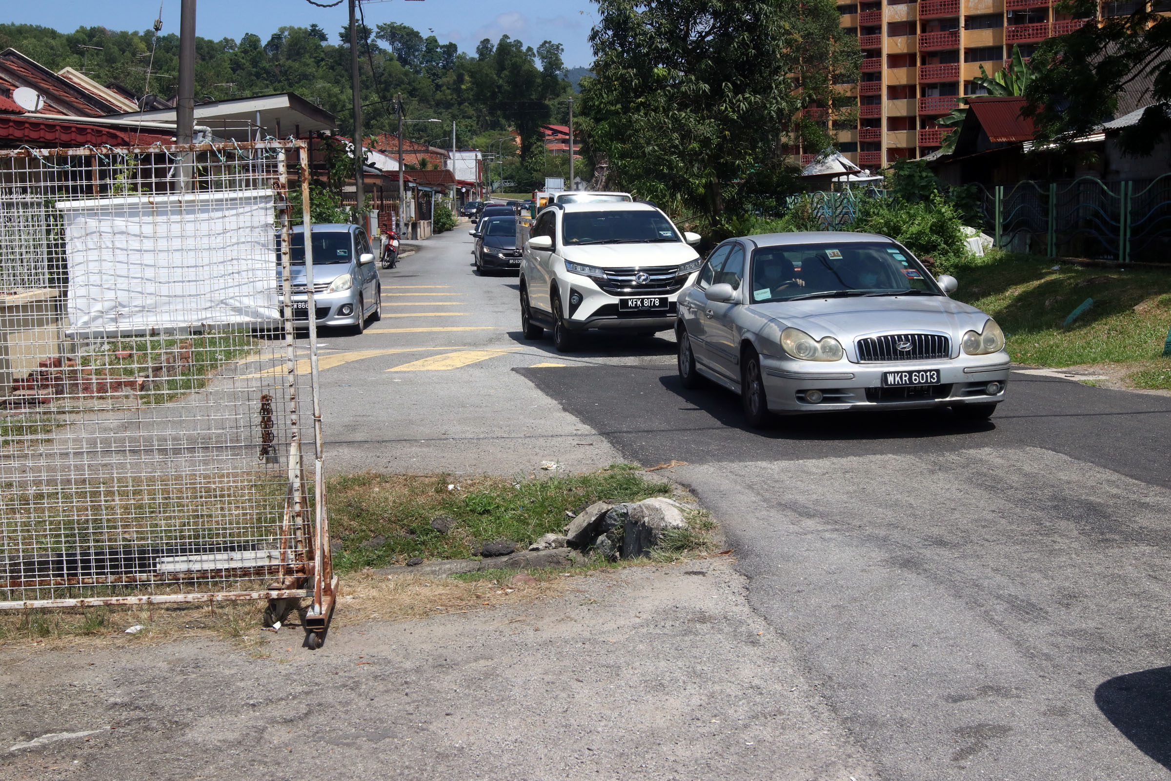 NS芙蓉/突兀沟渠占车道,驾驶者若不留意 易撞沟