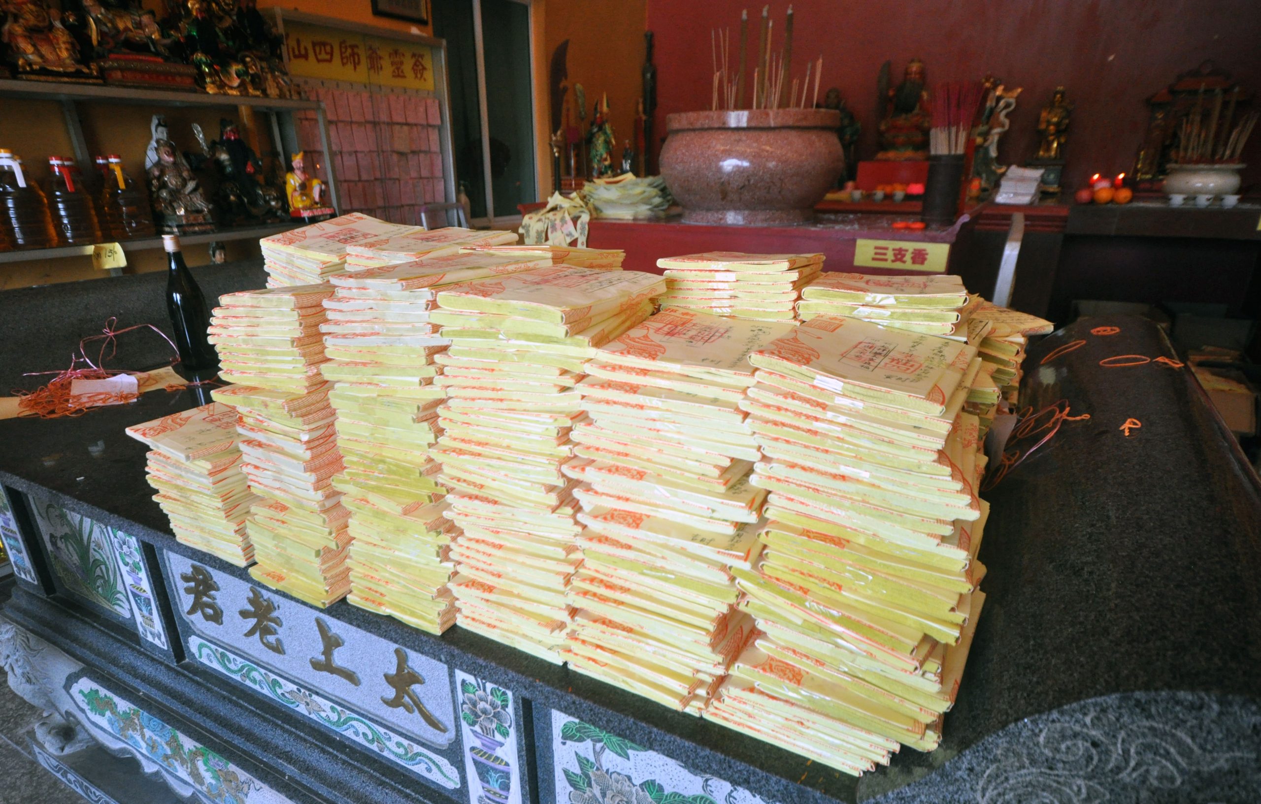 NS芙蓉：惊蛰日遇上班日；善信透过“代办”以打小人、祈福