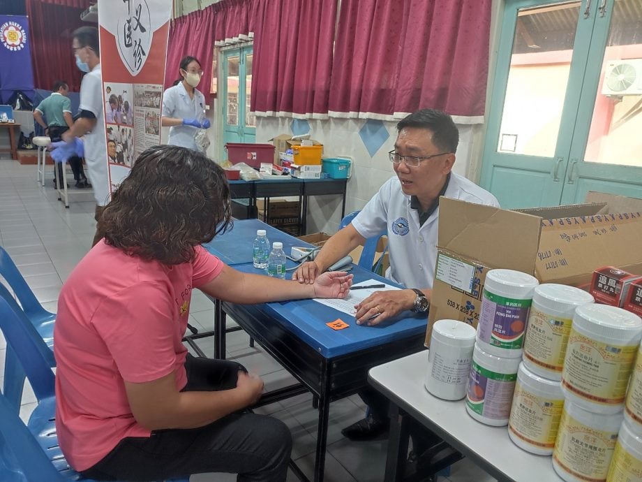 NS马口:何国忠:政府承认某些大学中医文凭,学生可直接在政府医院实习