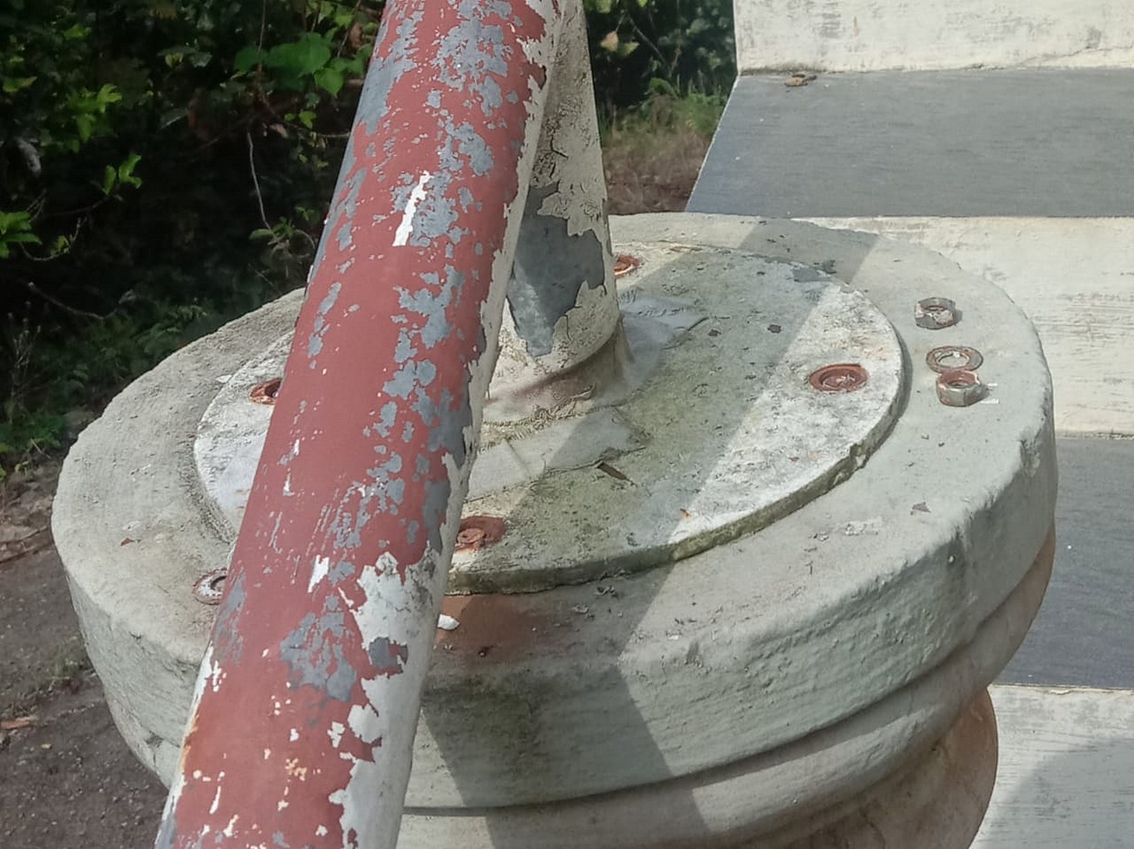 NS马口:宵小横行义山，打破墓碑照片及企图偷扶手