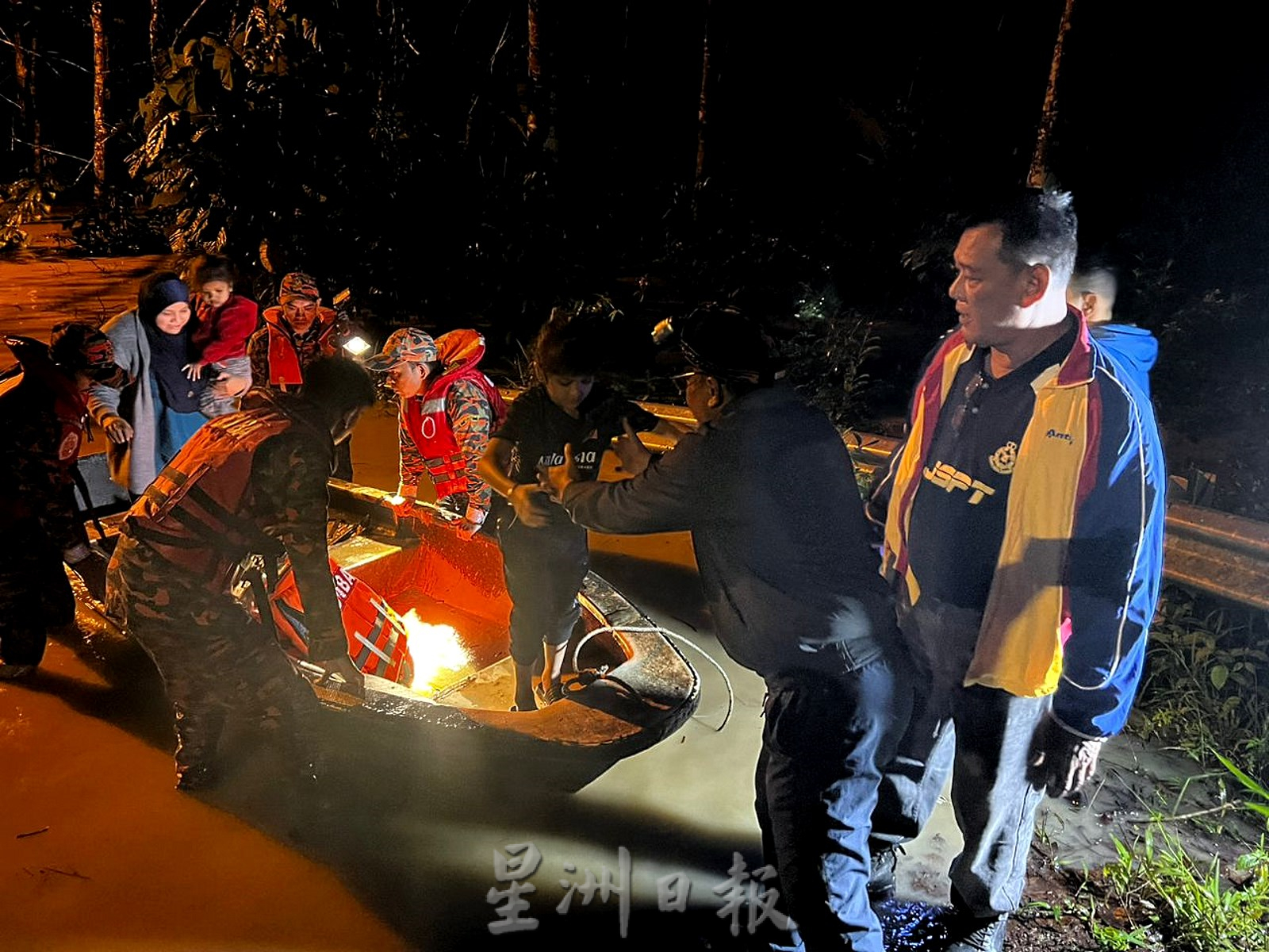 NS马口:甘榜斯里弄边道路被淹没,居民连夜紧急疏散