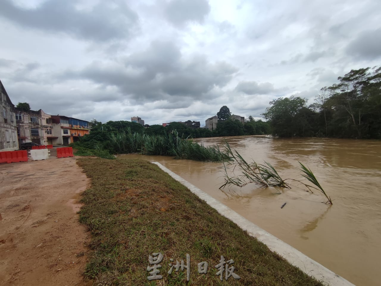 NS马口:甘榜斯里弄边道路被淹没,居民连夜紧急疏散