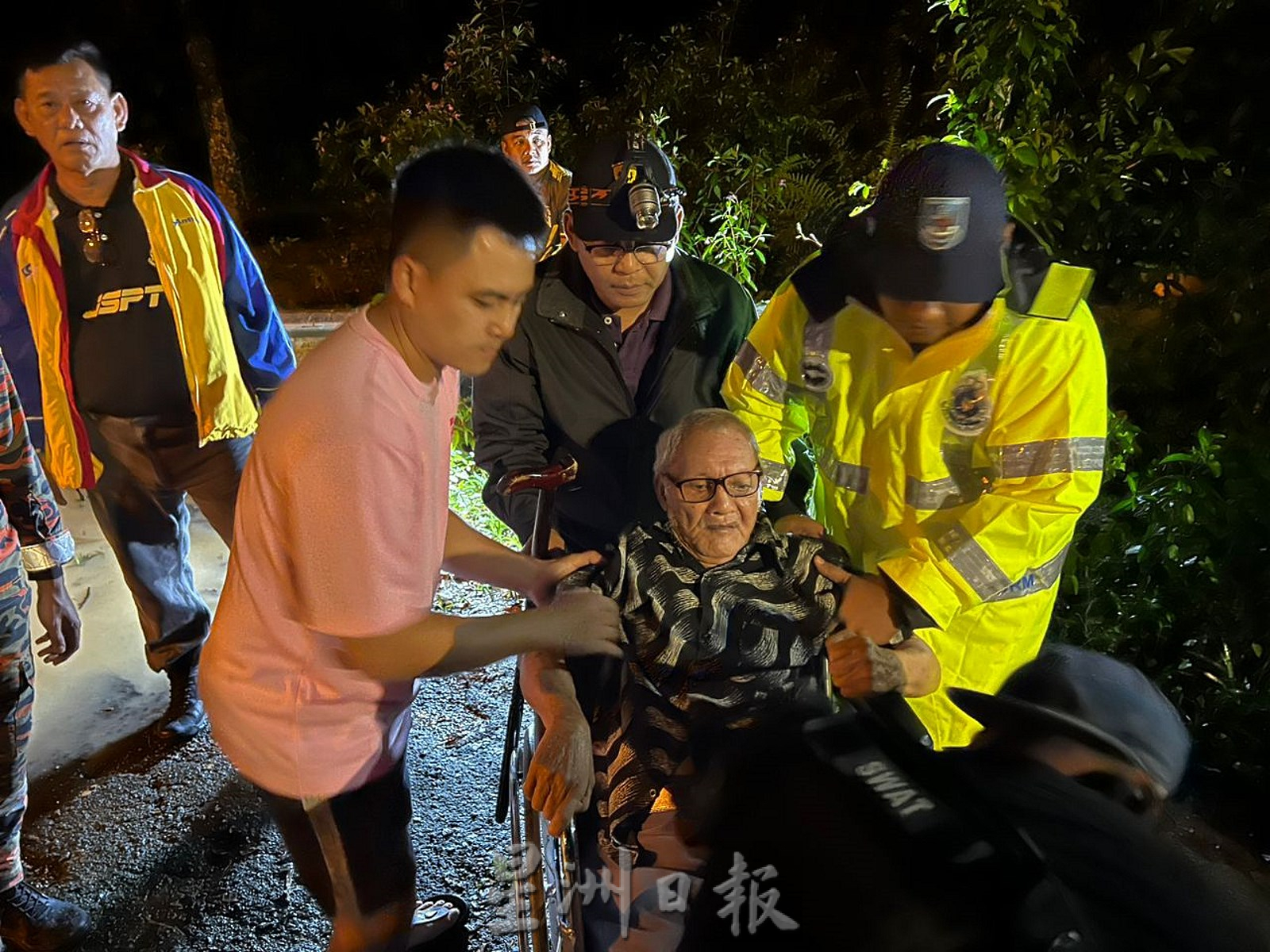 NS马口:甘榜斯里弄边道路被淹没,居民连夜紧急疏散