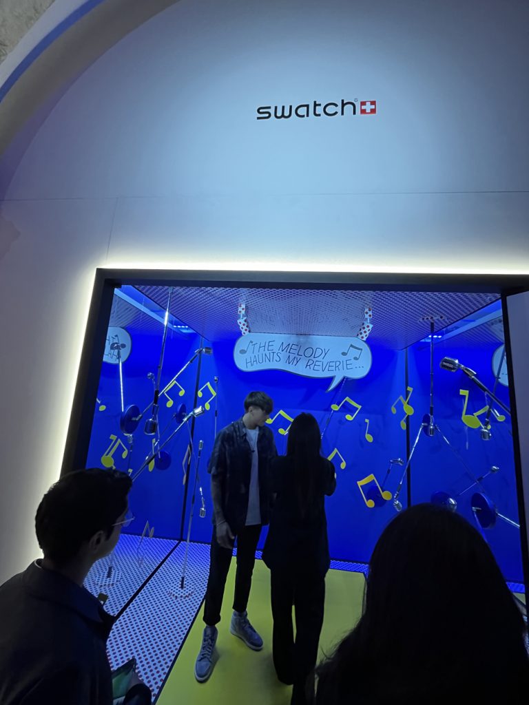 Swatch 把艺术名画嵌入表中，戴在手上