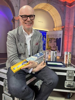 Swatch 把艺术名画嵌入表中，戴在手上