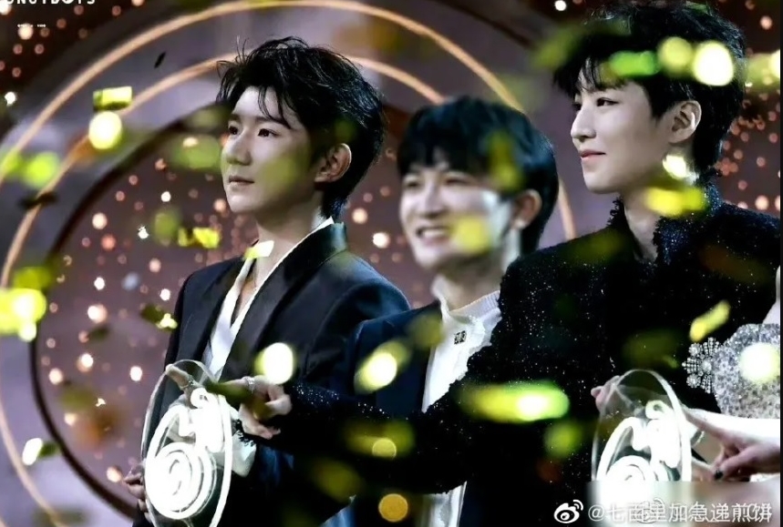 TFBOYS坐隔壁也零互动 粉忧:10周年演唱无望了