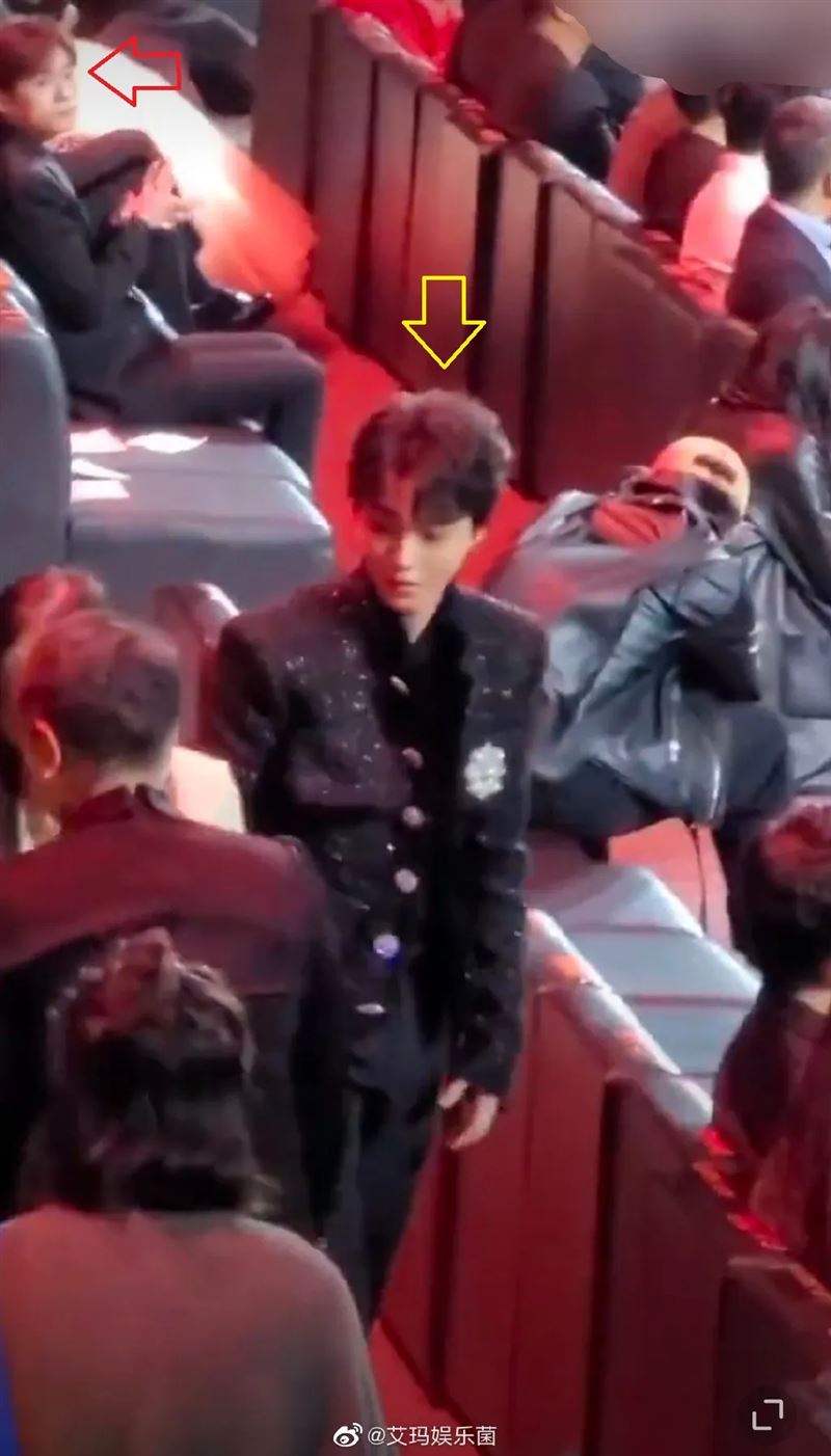 TFBOYS坐隔壁也零互动 粉忧:10周年演唱无望了