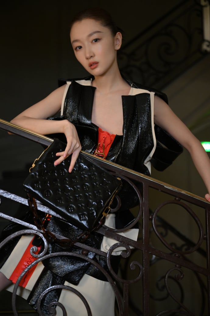 Z女星曝陪睡影帝换资源 周冬雨赵丽颖无辜躺枪