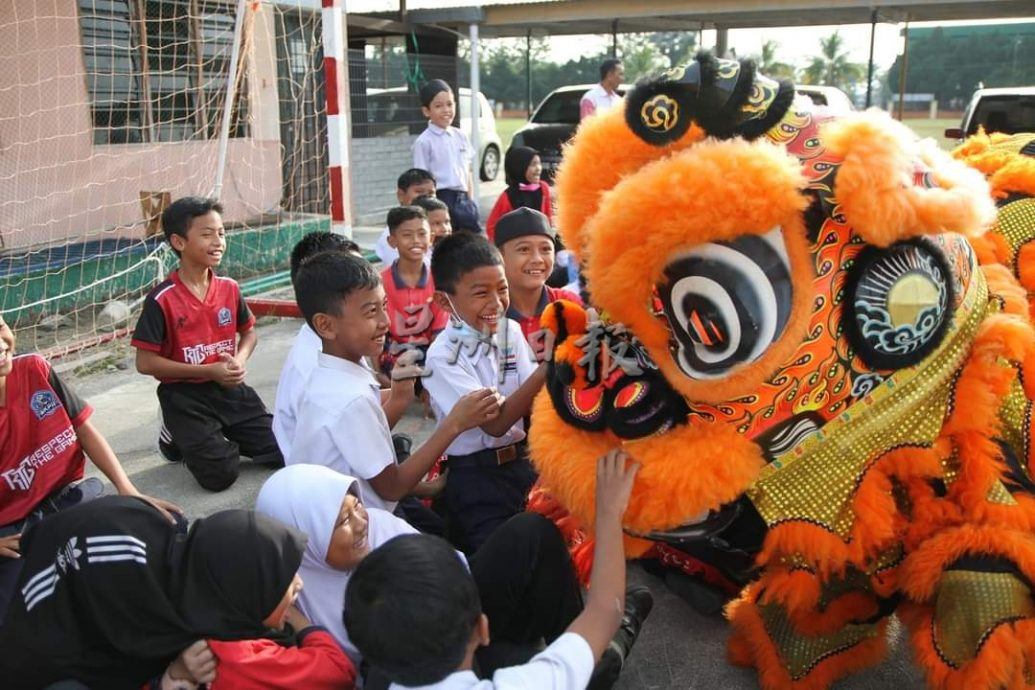 国小校长开华语班办中华活动