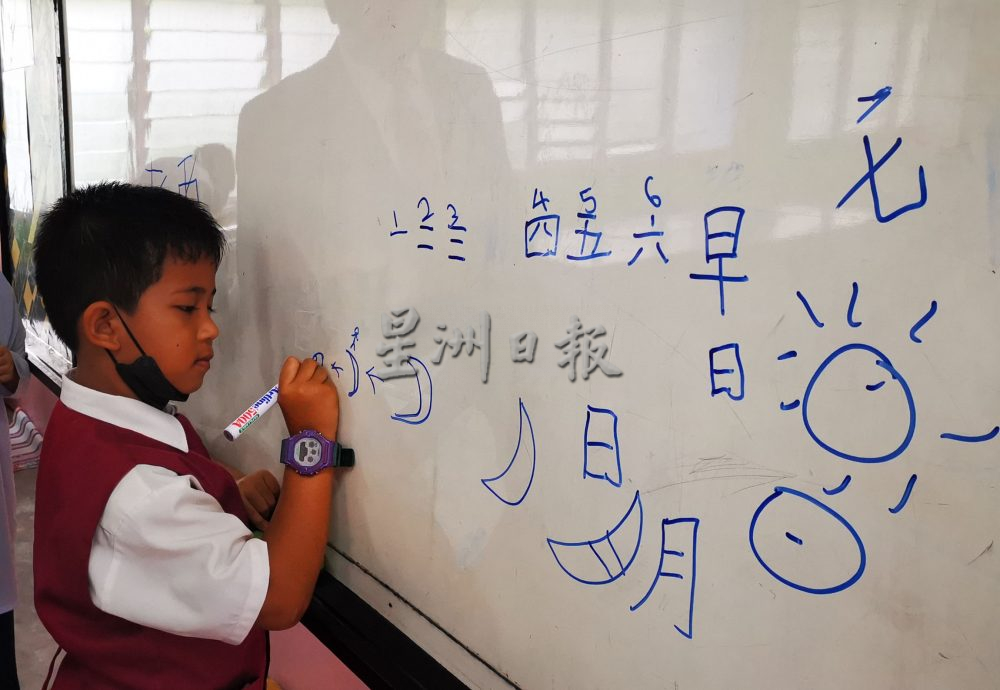 国小校长开华语班办中华活动