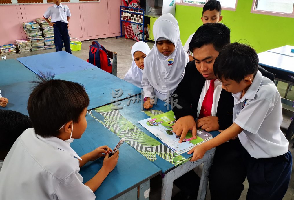 国小校长开华语班办中华活动