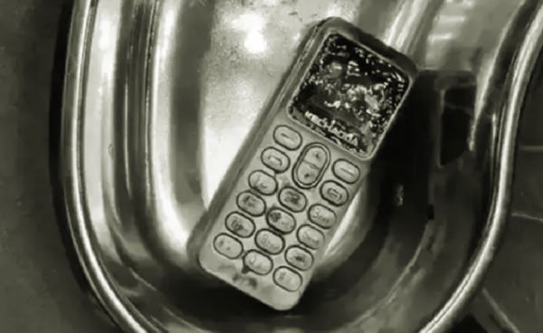 18岁女和兄弟打架紧急就医 医动2小时手术取出一整支手机