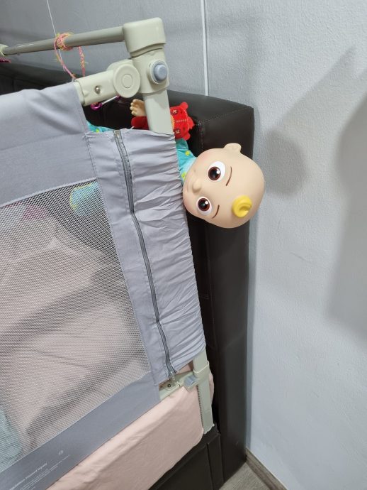 1岁女头卡床护栏缝险窒息 母:“肚痛如厕几分钟出事”